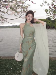 ชุดเดรสจีนโบราณคอวีแขนกุดสีเขียวสำหรับผู้หญิง ชุดยาวเข้ารูป กระโปรงทรงเอ ชุดฤดูร้อน เสื้อผ้าทำงานสไตล์จีนใหม่