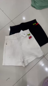 2025 Quần short denim cạp cao màu trắng mùa hè mới về dành cho nữ dáng ôm dáng rộng dáng rộng một món đồ không thể thiếu cho thời trang gợi cảm đính quả cherry lòng thòng