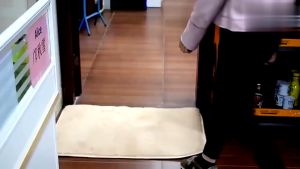 【READY STOCK】Rug Carpet Grippers Triangle Rubber Mat Sticker Reusable Non Slip Silicone Washable Grip Sticker Pad