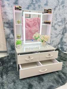 Bàn trang điểm ngồi bệt kệ 2 bên.3 ngăn kéo. Gương đèn led