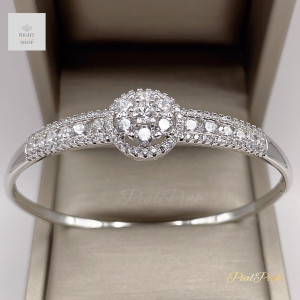 กำไลข้อมือประดับเพชรเรียงรูปดอกไม้พร้อมบ่าข้างประดับเพชรสีทองขาว ขนาดรอบวง18cm