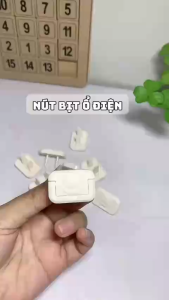 Nút bịt ổ điện 2 chấu hình gấu trắng an toàn cho trẻ