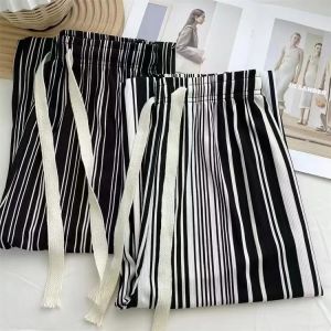 กางเกงขายาวทรงหลวมเอวสูงผ้าไหมน้ำแข็งไซส์ใหญ่สำหรับผู้หญิงในช่วงฤดูร้อน กางเกงขายาวทรงหลวมสบาย ๆ ลายทางสีดำและสีขาว กางเกงขายาวทรงตรง
