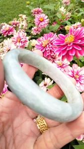 กำไลหยกพม่า สีขาวเขียวอ่อน Type A ทรงท้องปลิง หยกแท้ หยกธรรมชาติ ขนาดวงใน62 มม