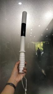 Gậy nhựa điều khiên giao thông 2 màu lựa chọn (43cm)