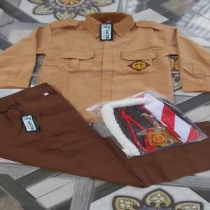 Seragam Pramuka SD Setelan Anak Laki Laki Panjang Model Penggalang Lengkap Kelas 1-6 SD Free Perlengkapan Pramuka SD - Bahan Oxford Tebal, Warna Coklat Susu, Logo Bordir Pramuka, 2 Saku Depan, Celana Nagatex Coklat, Pinggang Karet - Ukuran (cm) - Toleransi Jahitan 2-3 Cm
