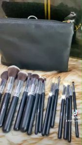 Lady Q ชุดแปรงแต่งหน้า 15 ชิ้น STB15b1 ครบเซ็ต ขนแปรงเนียนนุ่ม แน่นหนา คุณภาพดี สีติดง่าย ไม่หลุดร่อน พร้อมกระเป๋าหนังถือมีซิป + ช่างแต่งหน้ามืออาชีพ ไว้วางใจ!!! - สีดำ