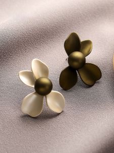 Simple Love ACC Private French Three Leaf Flower Fancy Minimalist Elegant Silver Pin Earrings Female