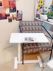 Bed Table For Laptop Overbed Adjustable Height Table Overbed Movable Laptop Table Removable Removable Pneumatic Study Table 电脑桌