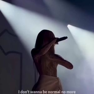 (ร้านไทย)ไมโครโฟน ไมค์ ลอย ไร้ สาย ไมโครโฟนไร้สาย คาราโอเกะ คุณภาพเสียงชัดเจนสุดๆ ลดเสียงรบกวนอัจฉริยะ ใช้ได้กับครอบครัว/KTV/ร้องเพลงกลางแจ้ง Wireless Microphone