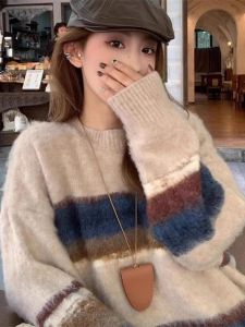 WANGGONGZHU | เสื้อสเวตเตอร์ถักนิตติ้งคอตตอนลายทางเนื้อนุ่มสำหรับผู้หญิง ฤดูใบไม้ร่วง/ฤดูหนาว สไตล์ใหม่ ทรงหลวมๆ ลำลอง ย้อนยุค เสื้อคลุมกันหนาว