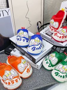 KON728 Winter Altman รองเท้าแตะผ้าฝ้ายเด็ก บ้านที่อบอูน ปูหนัง กันน้ำ เด็กใหญ่ รองเท้าผ้าฝ้ายการ์ตูน