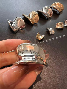 กระดุมโลหะสองสีรูปทรงไม่สมมาตรสำหรับเสื้อโค้ทขนสัตว์ กระดุมเสื้อสูท กระดุมเสื้อผ้าสำหรับตกแต่ง DIY จากจีนแผ่นดินใหญ่