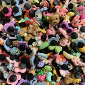 Charm nhựa cứng gắn dép crocs sticker trang trí dép cross siêu xinh mẫu mix ngẫu nhiên