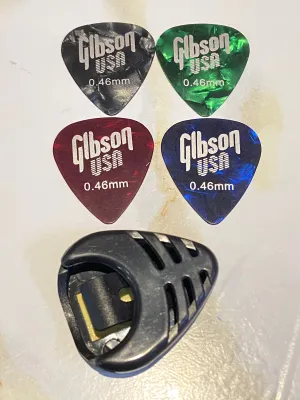 👉🏻ปิ๊กกีตาร์ Gibson🫶🏻0.46mm. ทรงหยดน้ำ💧 (คละสี)ชุด 4 ชิ้น สุดคุ้ม เเถมฟรีที่เก็บปิ๊ก 1 ตัว คุ้มมากกก 👈🏻🥳 🔥ปิ๊ก Gibson ความหนา 0.46mm แบบบางมาตรฐาน ทรงหยดน้ำ คละสี จำนวน 4 ชิ้น ฟรีที่เก็บปิ๊ก จำนวน 1 ตัว🔥