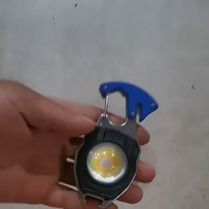 Đen led mini đi picnic nhiều chức năng như tua vít còi quẹt điện mở nắp chai dùng pin sạc