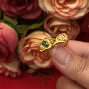 แหวนทองฝังพลอย สีเขียว ขาว ชมพู ตัวเรือนสีทอง เสริมบารมี ใส่ได้ทุกโอกาส เรียบหรู ทำจากทองเหลือง งานชุบ พร้อมส่ง
