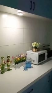 AKABEILA ไฟกลางคืน LED พร้อมเซ็นเซอร์ตรวจจับความเคลื่อนไหว โคมไฟกลางคืนแบบชาร์จไฟผ่าน USB สำหรับตู้ครัว ตู้เสื้อผ้า บันได ไฟ LED ไร้สายสำหรับตู้เสื้อผ้า