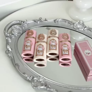 The new Gege Bear Liquid Blush offers long-lasting highly pigmented color with low saturation. Its moisturizing texture is easy to apply brightening the complexion for a natural Korean nude makeup look.