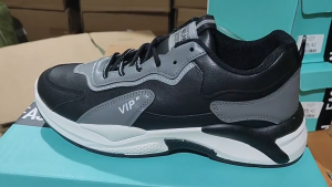 รองเท้าผ้าใบ ผช รองเท้าผ้าใบลายต่อสีดำและสีเทา พื้นหนา สวมใส่สบายและรองรับแรงกระแทกได้ดี เหมาะสำหรับเล่นกีฬาและพักผ่อน