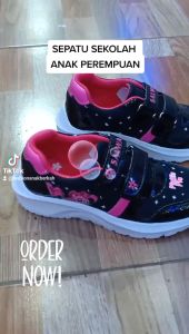 Sepatu Sekolah Anak Perempuan Karakter Kuda pony Cewek Cowok Warna Hitam Murah Tali Perekat Rekat Velcro Kecil Tanggung Umur Usia PAUD TK SD SMP SMA Kelas 1 2 3 4 5 6 7 8 9 0 Tahun-KIDZTUBS13338723