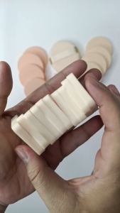 พัฟแต่งหน้า ฟองน้ำแต่งหน้า จิ๋ว ขนาด 33x33 มม. บรรจุ 12 ชิ้น