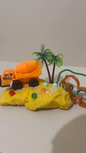 Mainan Sensory Play: Playdoh & Magic Jars Konstruksi