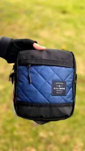 Kalibre Tas Selempang Pria Kalibre Quirly 02 Travel Pouch 2L Black Insignia Blue 922105 065/922105065 Tas Pria dan Wanita