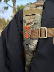 Outdoor Mini Survival Whistle Wild Lifesaving Whistle Plastic Zipper Puller High Decibel Emergency Equipment Distress Signal