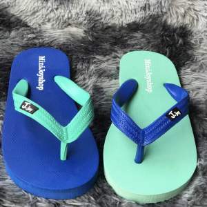 รองเท้าแตะสองสี โทนเขียวมิ้นท์