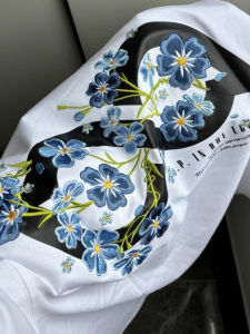 เสื้อยืดแขนสั้นผู้หญิง ทรงหลวม ผ้าฝ้ายแท้ ทรงเข้ารูป ดีไซน์ใหม่ ฤดูร้อน 2025 เสื้อคู่สำหรับคู่รัก ลายดอกไม้