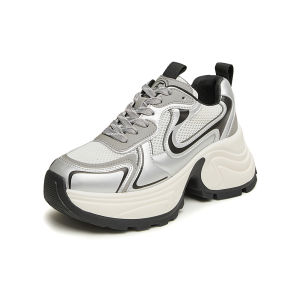 รองเท้าผ้าใบลำลองสีเงิน TATA Aurora สำหรับผู้หญิง ทรงหัวมน ส้นสูง ด้านบนทำจากยาง พื้นรองเท้าแบบสวมสบาย รองเท้าลำลอง