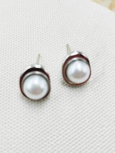 Elegant Small Pearl Stud Earrings Womens Fashion Silver Needle Ear Jewelry Simple Design Silver Color High-End Feeling C146