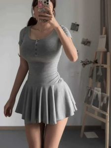 ชุดเดรสแขนสั้นทรงเอเอวสูงเซ็กซี่สำหรับผู้หญิงไซส์ใหญ่ในช่วงฤดูร้อน ชุดกระโปรงสั้นทรงเข้ารูปสีพื้น ผ้าโพลีเอสเตอร์