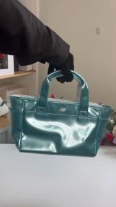 กระเป๋าถือ จุของได้เยอะ  สีน่ารักมาก