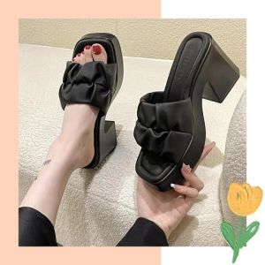 Qkkshop ไม่ควรพลาด รองเท้าแตะเสริมส้นของคุณผู้หญิง ส้นสูง 2.8 ใส่แล้วกำลังดีใช้งานไม่ลำบาก แถมน้ำหนักก็ไม่หนักมาก สายคาดหุ้มยางจับจีบทำให้รองเท้าดูดีขึ้นมาเยอะมาก ไม่ควรพลาดจริงๆ รีบตัดสินใจหมดแล้วรอนานนะ