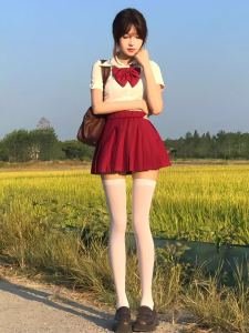 กระโปรงจีบเอวสูงทรงเอเอวสูง กระโปรงสั้นผ้าโพลีเอสเตอร์ ฤดูร้อน 2024 สีพื้น กระโปรงสั้นผู้หญิง ชุดนักเรียนสีแดง สไตล์ญี่ปุ่น