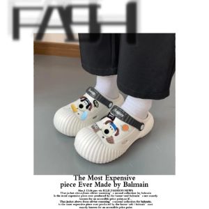 TKGirl มาใหม่พร้อมเสิร์ฟ รองเท้าแตะแบบสวมมีสายรัดส้น รองเท้าแตะหัวโตพร้อมตัวการ์ตูนติด ตัวรองเท้าพื้นนิ่มๆใส่สบาย พื้นรองเท้าด้านในตัดกับสีรองเท้าด้านนอก รีบซื้อเลยจ้าเลอค่ามาก