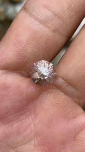 1 mặt nhẫn bằng đá thạch anh trắng ( tự nhiên không sử lý ) dùng làm phụ kiện thời trang