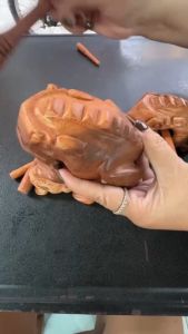 กบไม้ แกะสลัก  กบไม้มีเสียง 5 ไซส์  ตุ๊กตากบ ของตกแต่งบ้าน แต่งสวน ของขวัญ น่ารัก งานฝีมือ  มีชีวิตชีวา เหมือนจริง ของเล่นเด็ก เลียนเสียงกบ ของเล่นไม้