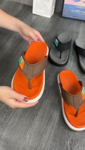 กันลื่นและกันน้ำ เหมาะสำหรับเทศกาลสงกรานต์ รองเท้าแตะชายหาดรองเท้าแตะชายหาดทรายสวมใส่สบายนอกฤดูร้อน 2025 รองเท้าไปทะเล 