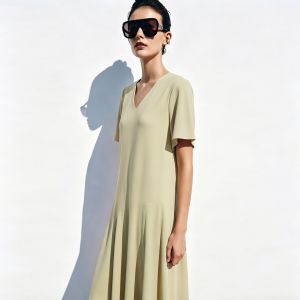 AMII | Simple V-Neck Commuting Dress