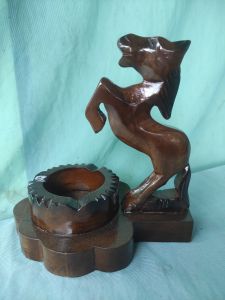 Asbak Tempat Pembuangan Sampah Abu Dan Tegesan Kayu Jati Tua 17 X 12 X Tinggi 17 Motif Patung Kuda Cocok Di Rumah Kantor Restauran Dan Cafe