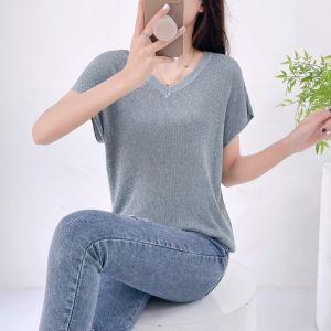 เสื้อครอปไหมพรมคอวีแขนกุด ผ้าknit ใส่ง่ายแมทช์กับขายาวหรือขาสั้นปังมาก