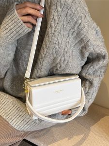 กระเป๋าสะพายข้างทรงสี่เหลี่ยมเล็กสุดเก๋สำหรับผู้หญิงในช่วงฤดูร้อนปี 2024 กระเป๋าถือแบบอเนกประสงค์ กระเป๋าสี่เหลี่ยมเล็กพร้อมซิปปิดแบบแม่เหล็ก