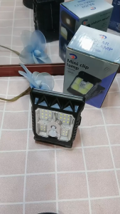 Đèn LED năng lượng mặt trời kẹp hàng rào tự động bật khi trời tối