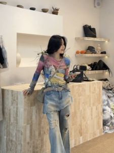 Elegant Slim Design Graffiti Printed T-Shirts for Women