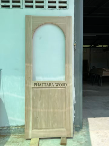 ประตูไม้เนื้อแข็ง ช่องกระจกโค้งบน+ลูกฟักล่าง 1 ลูก