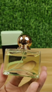 น้ำหอมที่มีกลิ่นหอมของผลไม้หลายชนิดรวมกัน ขนาด 50 มล.