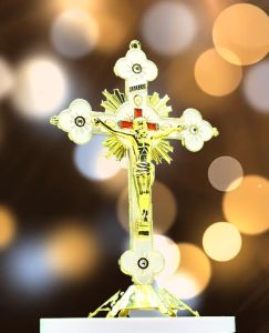 Salib Duduk Cahaya 20 CM: Peralatan Ibadah Katolik Eksklusif